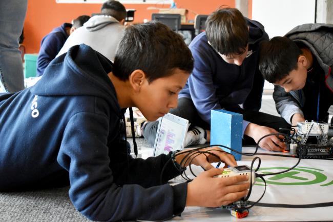 Niños programando sus robots