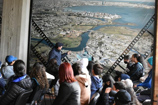 Alumnos del liceo 11 miran una gigantografía del PTIC y la bahía de Montevideo