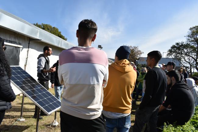 Grupo de estudiantes frente al panel solar en su inauguración.