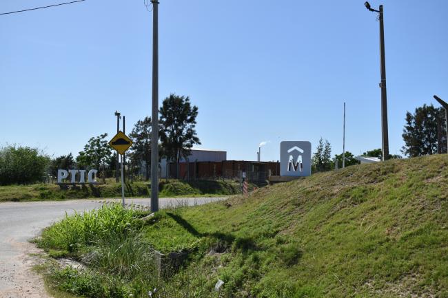 Carteles de entrada por La Paloma, uno lee PTIC y el otro es el logo de la Intendencia de Montevideo